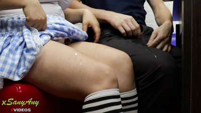 ʻO ke kaikamahine kula ʻōpio e hele ana i ka papa ma ka haʻawina home-xsanyAny